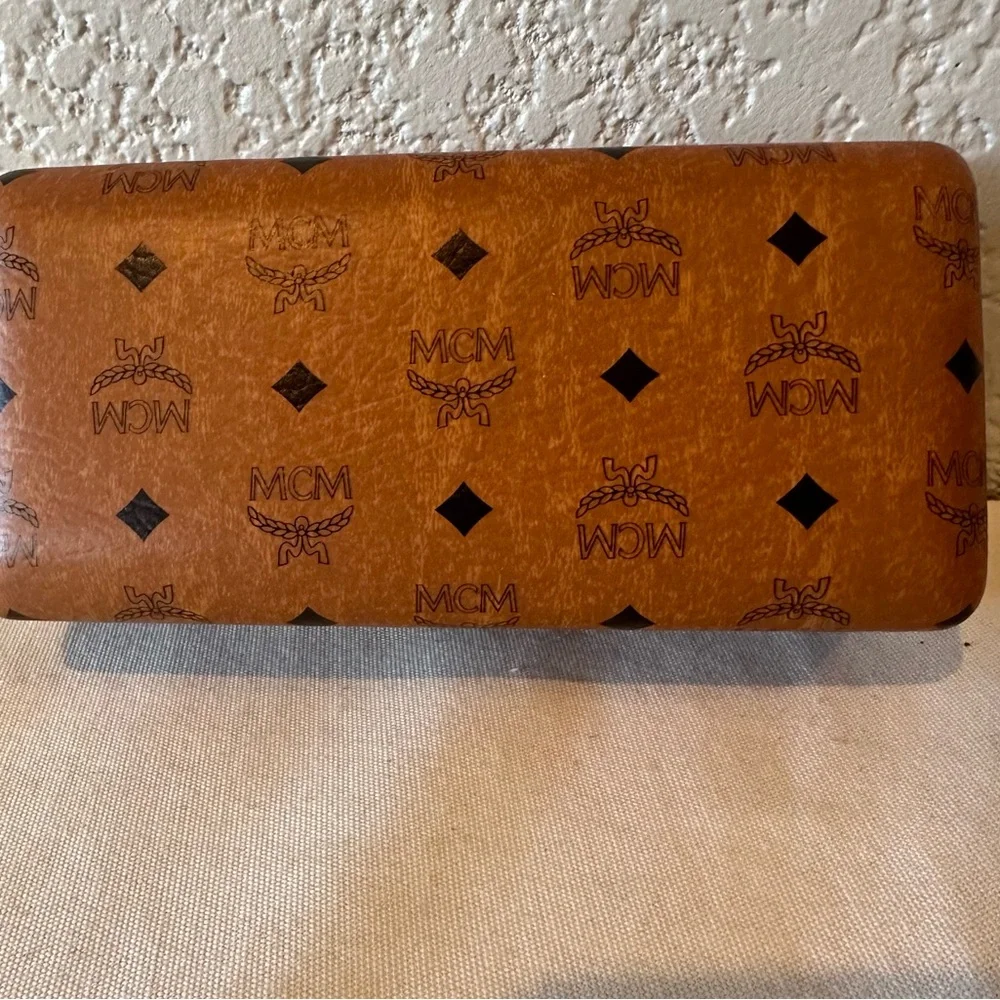 MCM Eyeglass Sunglass Hardshell Case & Cleaning Cloth - Picture 8 of 13